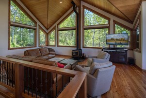 House (5 Bedrooms) | Living area | TV, video-game console, DVD player