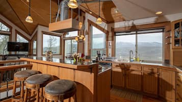 House (5 Bedrooms) | Private kitchen | Full-sized fridge, microwave, oven, stovetop