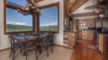 House (5 Bedrooms) | Dining room