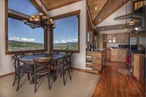 House (5 Bedrooms) | Dining room