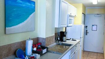 Réfrigérateur, micro-ondes, plaque de cuisson, cafetière/bouilloire