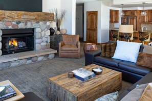 Een televisie, een open haard en een dvd-speler