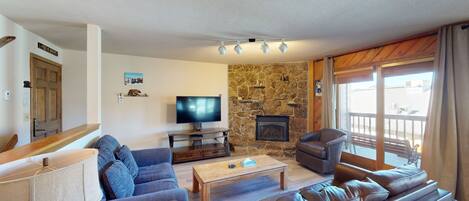 Fernseher, Kamin, DVD-Player