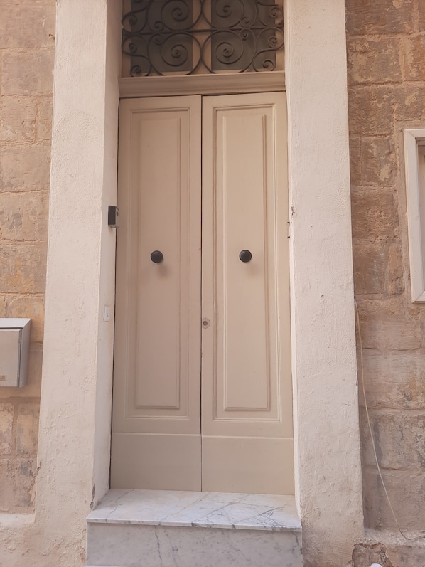 숙박 시설 입구