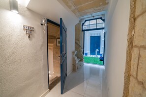 Interior entrance - DZC - Casa Rooms (Valletta)