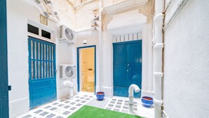 Courtyard - DZC - Casa Rooms (Valletta)