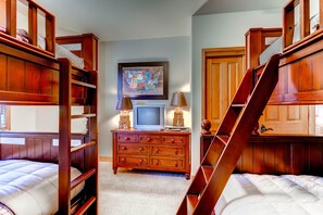 3 bedrooms, iron/ironing board, free Internet, bed sheets