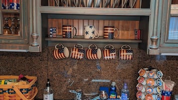 KĂŒhlschrank, Mikrowelle, Ofen, Herdplatte