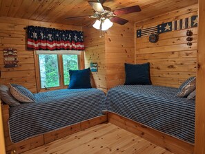 2 slaapkamers, een strijkplank/strijkijzer, gratis wifi, beddengoed