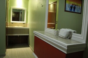 Standaard kamer, 1 tweepersoonsbed | Badkamer | Een douche, handdoeken, zeep