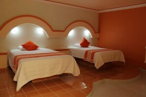 Standard-Vierbettzimmer, 2 Doppelbetten | Kostenloses WLAN, Bettwäsche