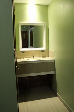 Standardzimmer, 1 Doppelbett | Badezimmer | Dusche, Handtücher, Seife