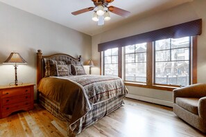 4 bedrooms, iron/ironing board, internet, bed sheets