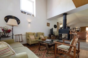 TV, fireplace, foosball - Casa das Jardas - Room Idanha-a-Nova (Idanha a Nova)