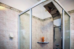 Dusche, kostenlose Toilettenartikel, Haartrockner, Bidet