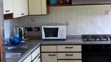 Frigorifero, microonde, forno, piano cottura