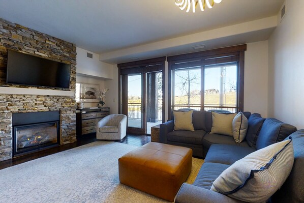 Televisión, chimenea, reproductor de DVD, futbolito