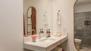 Quarto casal ou duplo luxo | Banheiro | Chuveiro, produtos de toalete biodegradáveis, secador de cabelo