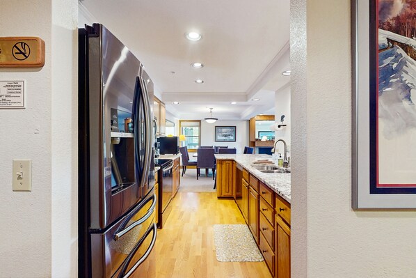 Réfrigérateur, four à micro-ondes, un four, surface de cuisson