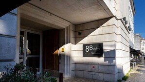 The exterior of a building with a sign reading "8B Building" and "Furnace." - JOIVY Urban 2BR Apt w/ Park view, in Cais do Sodré (Lisboa)
