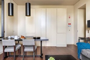 Dining - JOIVY Urban 2BR Apt w/ Park view, in Cais do Sodré (Lisboa)