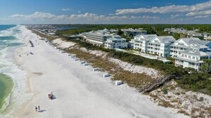 Ett hotell vid kusten med rum som vetter mot stranden, en sandstrand och utsikt över havet.