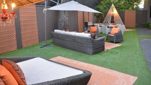 Courtyard - Charles (Dallas)