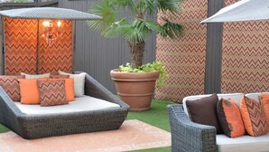 Courtyard - Charles (Dallas)