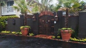 Exterior - Greenhouse Villa (Dallas)