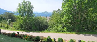 Ground Floor Chalet with Garden - Near Ski/ Hiking/ Shops - Sleeps 4