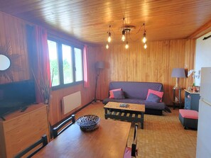 TV - Ground Floor Chalet with Garden - Near Ski/ Hiking/ Shops - Sleeps 4 (Saint-Michel-de-Chaillol)