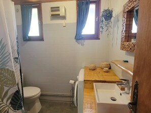 Towels - Ground Floor Chalet with Garden - Near Ski/ Hiking/ Shops - Sleeps 4 (Saint-Michel-de-Chaillol)