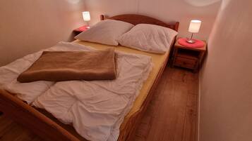 2 bedrooms, travel crib, WiFi