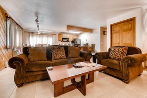 Een televisie, een open haard, een dvd-speler en boeken