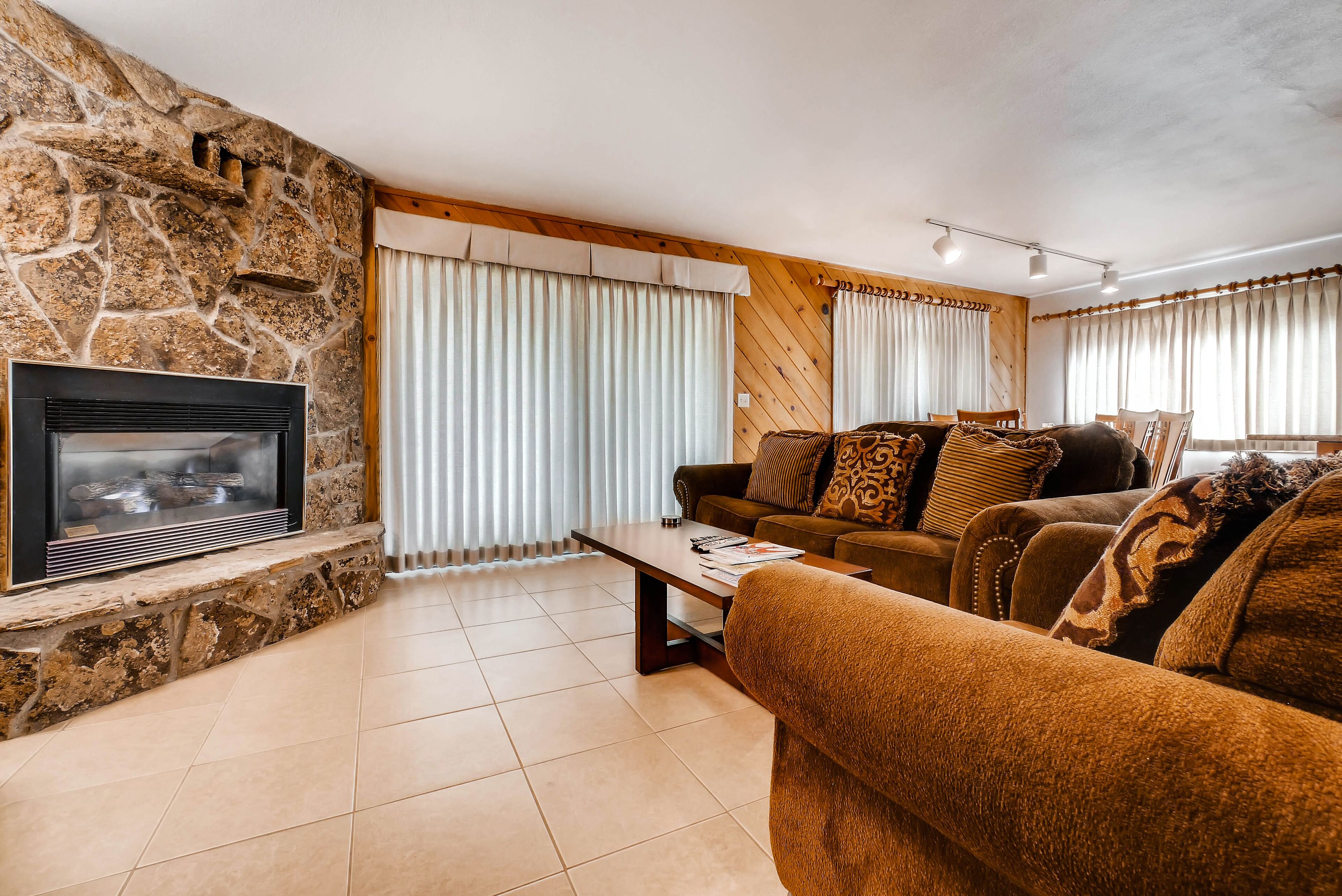 TV, fireplace, DVD player, books