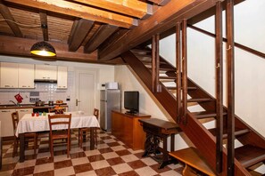 Four, cafetiĂšre/bouilloire, batterie de cuisine, vaisselle et ustensiles