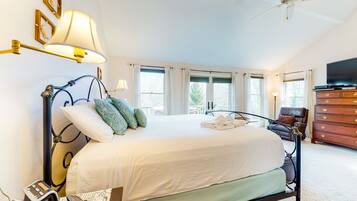 4 bedrooms, iron/ironing board, Internet, bed sheets