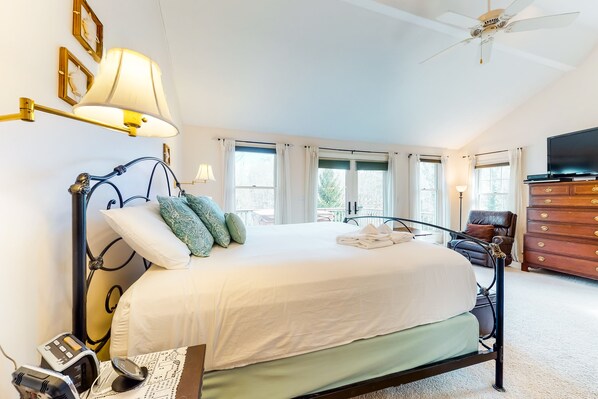 4 bedrooms, iron/ironing board, internet, bed sheets