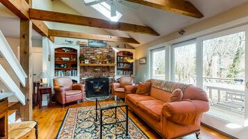 Fernseher, DVD-Player, Bücher