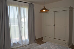 2 habitaciones, tabla de planchar con plancha, wifi y ropa de cama 