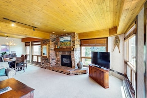 TV, fireplace, DVD player