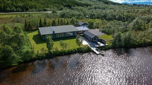 A lakeside property with a main house, a guest house, and a dock. - VESTERALEN LODGE - TOP QUALITY IN THE VESTERALEN and LOFOTEN (Sortland)