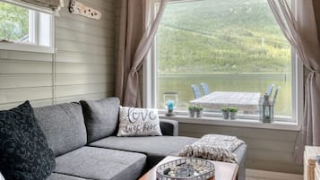 TV connectée, cheminée, écrans d'ordinateur, imprimantes