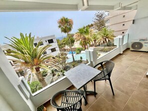 Outdoor dining - Casa Coral with sea views & AC (Tías)