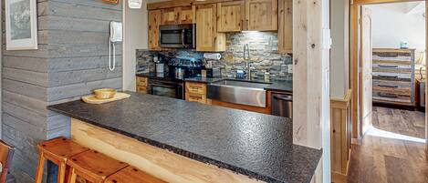 冷蔵庫、電子レンジ、オーブン、コンロ