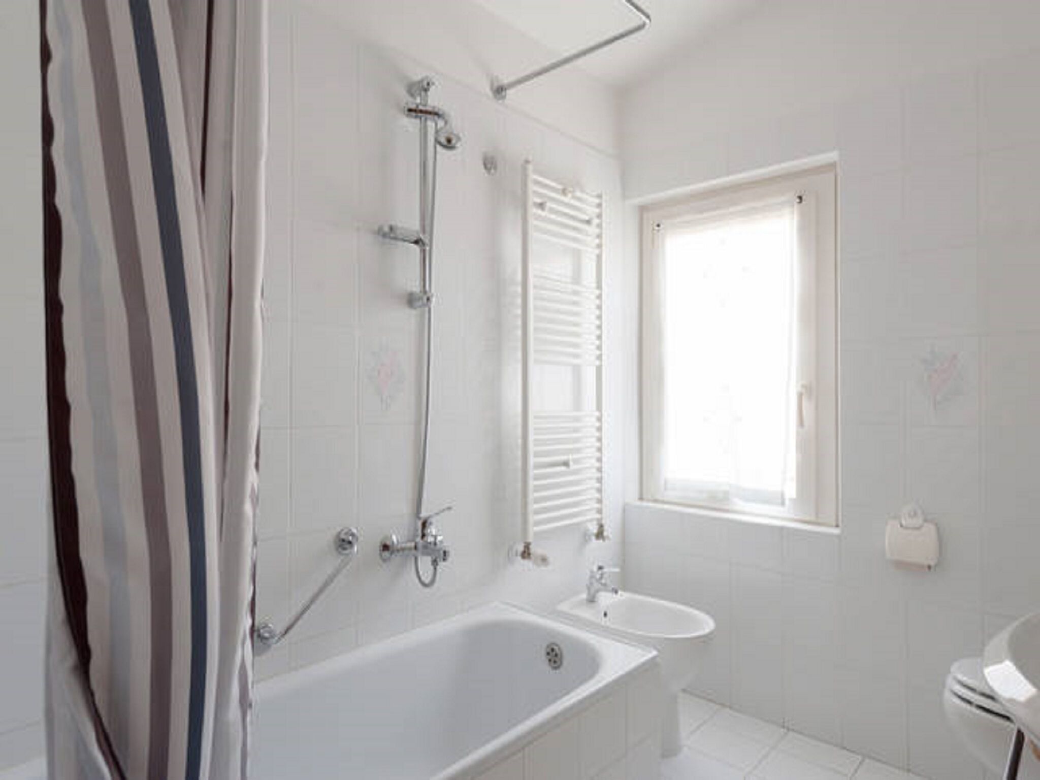 Bañera con ducha, artículos de tocador ecológicos, secador de pelo