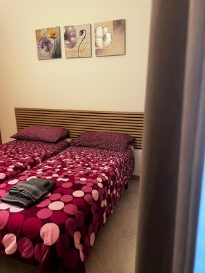 2 bedrooms, iron/ironing board, WiFi