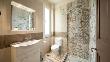 Chambre Double Deluxe | Salle de bain | Douche, articles de toilette gratuits, sĂšche-cheveux