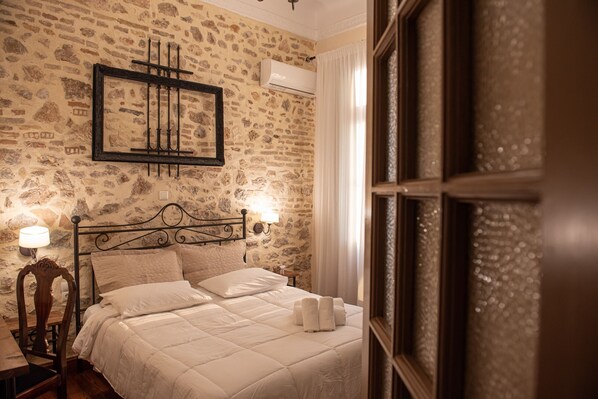 Deluxe Double Room | Egyptian cotton sheets, premium bedding, down duvets, minibar - Beautiful City Suites (Athens)