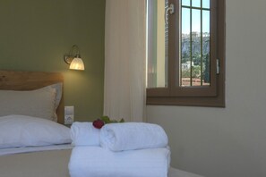 Deluxe Double Room, Balcony | Egyptian cotton sheets, premium bedding, down duvets, minibar - Beautiful City Suites (Athens)